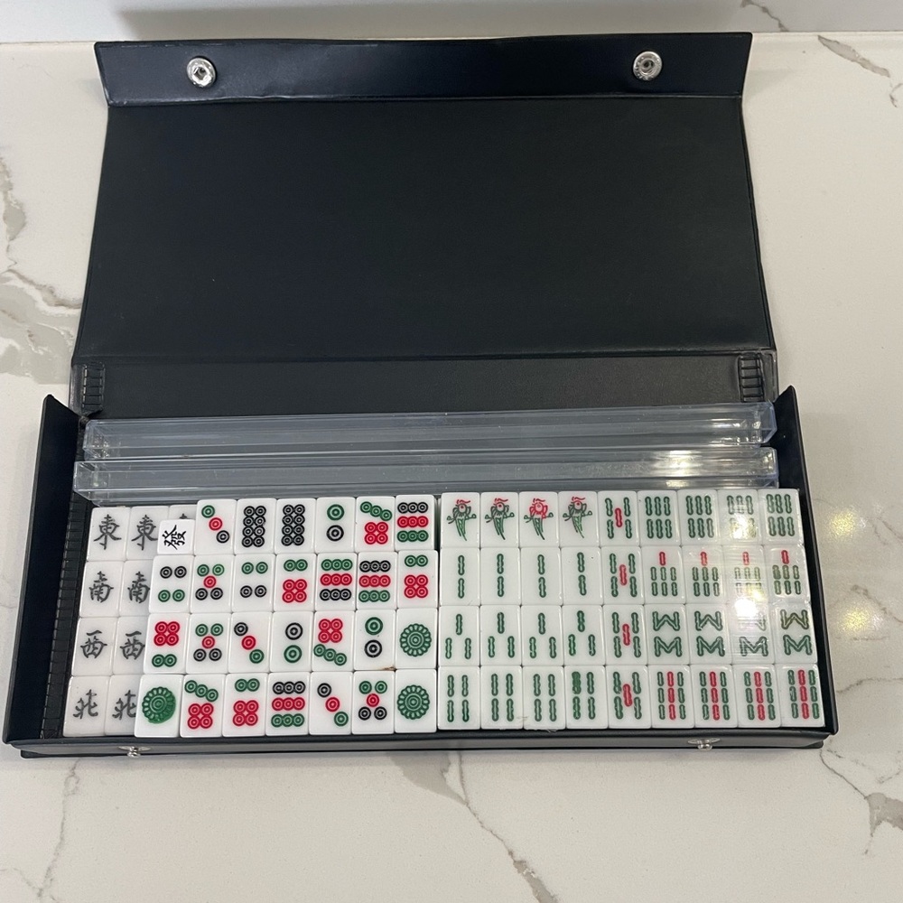 Black Mahjong Set with White Characters - Picture 2 of 4